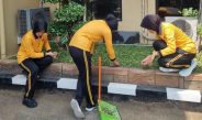 Jelang HUT Polwan ke-78, Polwan Polres Lamongan Turun Tangan Bersihkan Mako