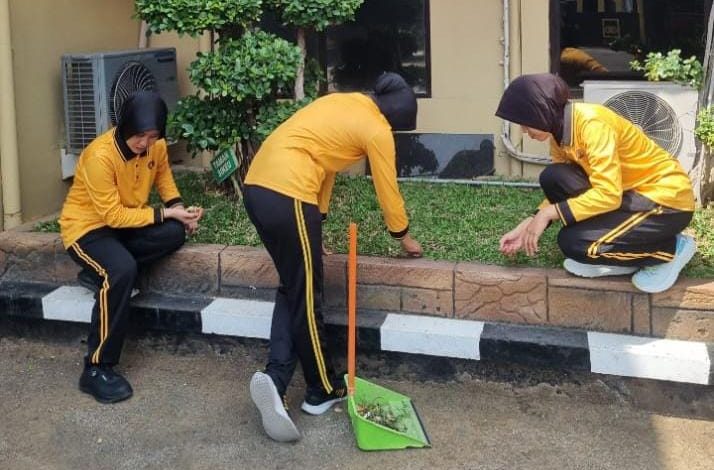 Jelang HUT Polwan ke-78, Polwan Polres Lamongan Turun Tangan Bersihkan Mako