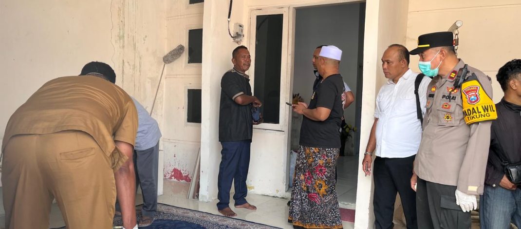 Respon Cepat Polres Lamongan Evakuasi Jenazah Pria yang Ditemukan Meninggal di Teras Rumah Kos