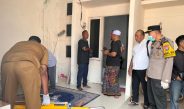 Respon Cepat Polres Lamongan Evakuasi Jenazah Pria yang Ditemukan Meninggal di Teras Rumah Kos