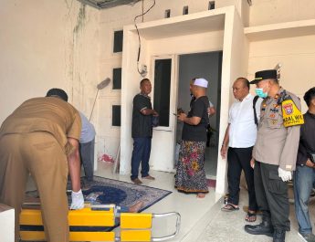 Respon Cepat Polres Lamongan Evakuasi Jenazah Pria yang Ditemukan Meninggal di Teras Rumah Kos