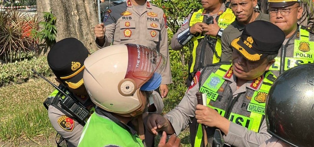 Tertib Berlalu Lintas, Kapolrestabes Surabaya Bagikan Helm Gratis kepada Pengendara
