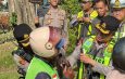 Tertib Berlalu Lintas, Kapolrestabes Surabaya Bagikan Helm Gratis kepada Pengendara