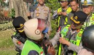 Tertib Berlalu Lintas, Kapolrestabes Surabaya Bagikan Helm Gratis kepada Pengendara