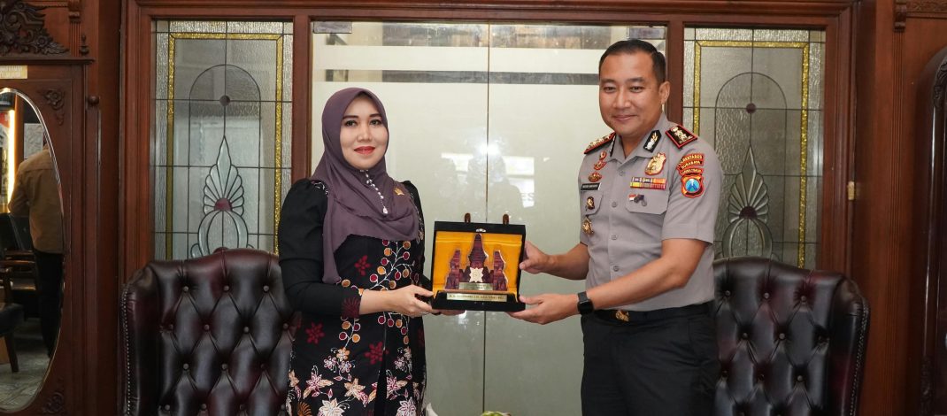 Kunjungi Polrestabes, Lia Istifhama Puji Humanis Ala Jogo Suroboyo