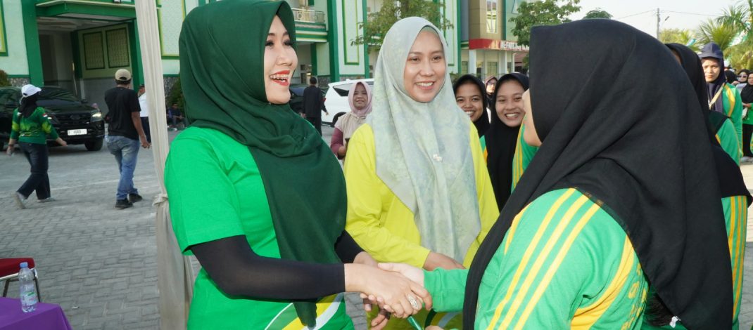 Diserbu Santri Minta Foto, Ning Lia Apresiasi Al-Fatimah