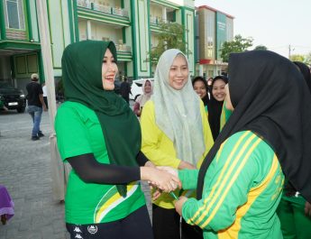 Diserbu Santri Minta Foto, Ning Lia Apresiasi Al-Fatimah