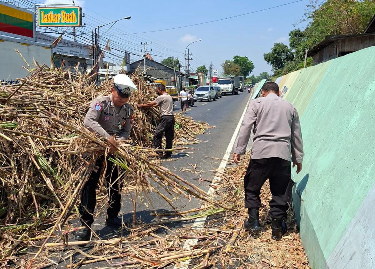 Truk Tronton Kelebihan Muatan Tebu, Polsek Babat Respons Cepat Laporan Call Center 110