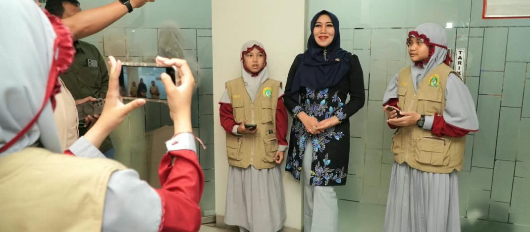 Senator Lia Istifhama dibuat tersenyum menghadapi pertanyaan polos tiga jurnalis cilik
