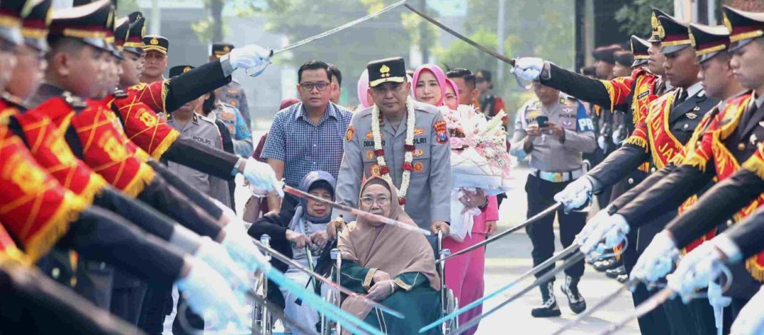 Pedang Pora dan Atraksi Budaya, Sambut Irjen Pol Dekananto Eko Purwono Resmi Pimpin Polda Jatim