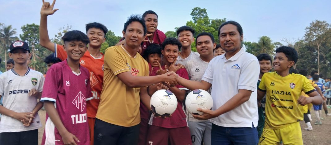 Rayakan HUT ke-11, SSB Golden Goal Banyuwangi Gelar Friendly Match dan Penyerahan Bantuan Sarana Latihan