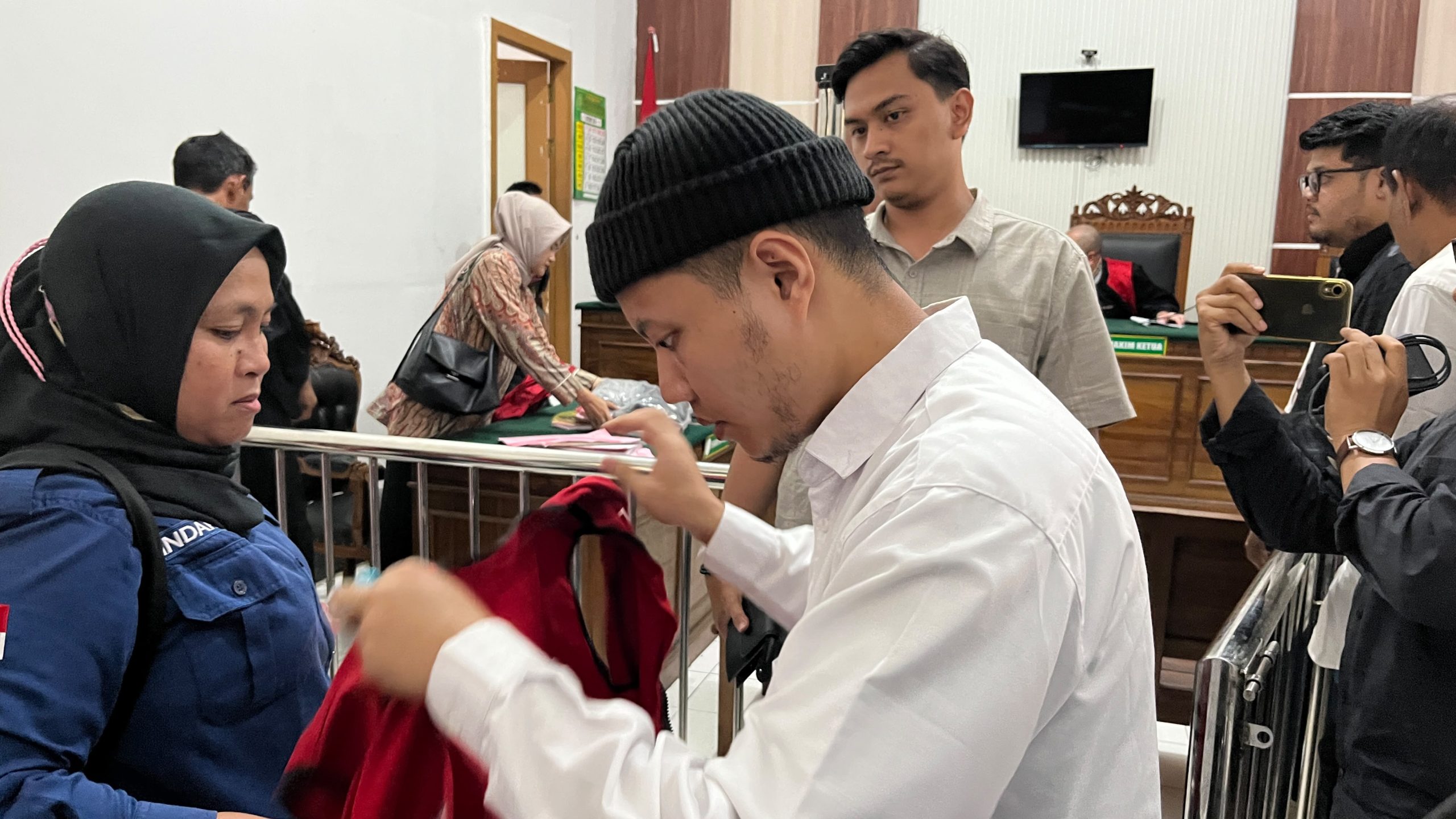 Bikin Malu! Pencuri Kursi Taman Pemkot Surabaya Ditegur Keras Hakim