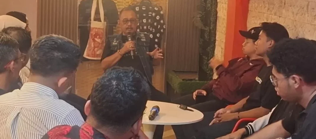 Armuji Tantang Gen Z PDIP Surabaya: Jangan Cuma Main HP, Turun Bantu Rakyat!