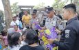 Peringati HUT ke-75 Humas Polri, Polrestabes Surabaya membagikan 75 Paket Sembako di kawasan Makam Kembang Kuning