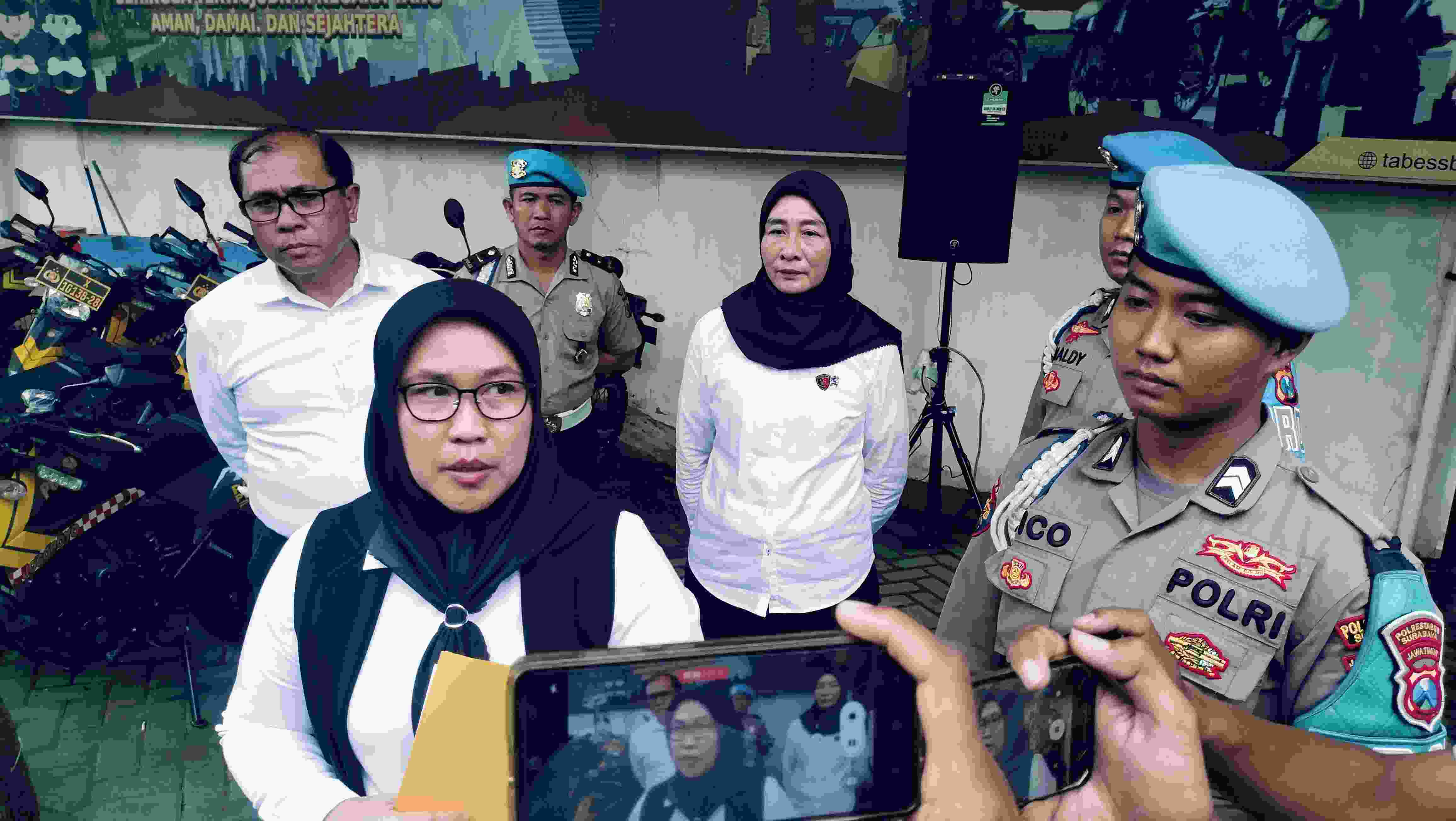 Polrestabes Surabaya Ungkap Suami Diduga Jual Istri Lewat FB Rp700 Ribu Layani Treesome