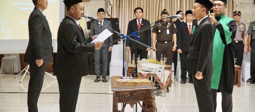 Lantik Edy Sebagai Pj Sekda Gresik, Bupati Yani Dorong Kekompakan OPD dan Program Beasiswa