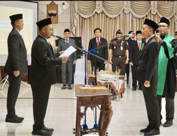 Lantik Edy Sebagai Pj Sekda Gresik, Bupati Yani Dorong Kekompakan OPD dan Program Beasiswa