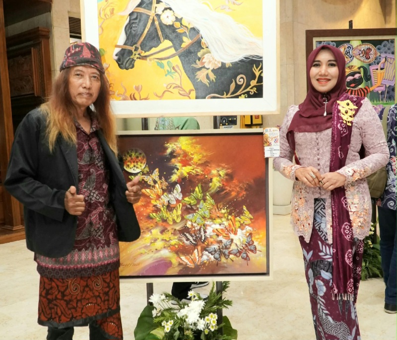 Dukung Kreativitas Seniman Lokal, Ning Lia Sambangi Pameran Seni di DPRD Jatim